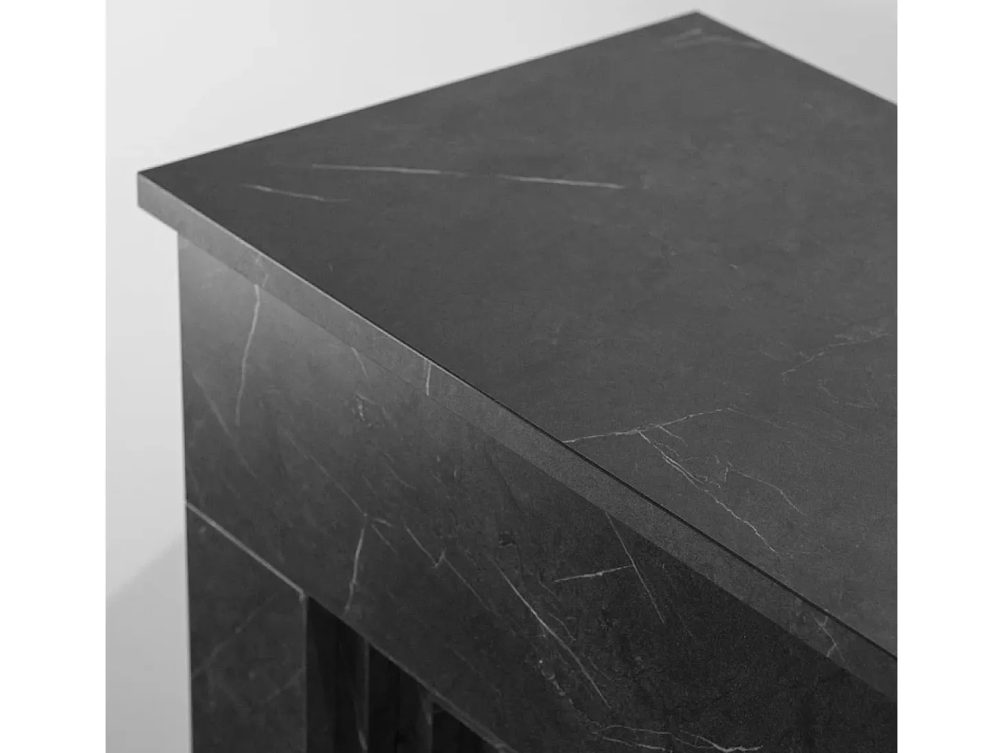 Lareira a bioetanol de piso BELLINI em madeira com efeito mármore preto Fabricado na Itália L96 x D35 x H96