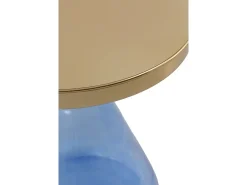 Mesa de apoio com base de vidro azul e tampo de metal dourado