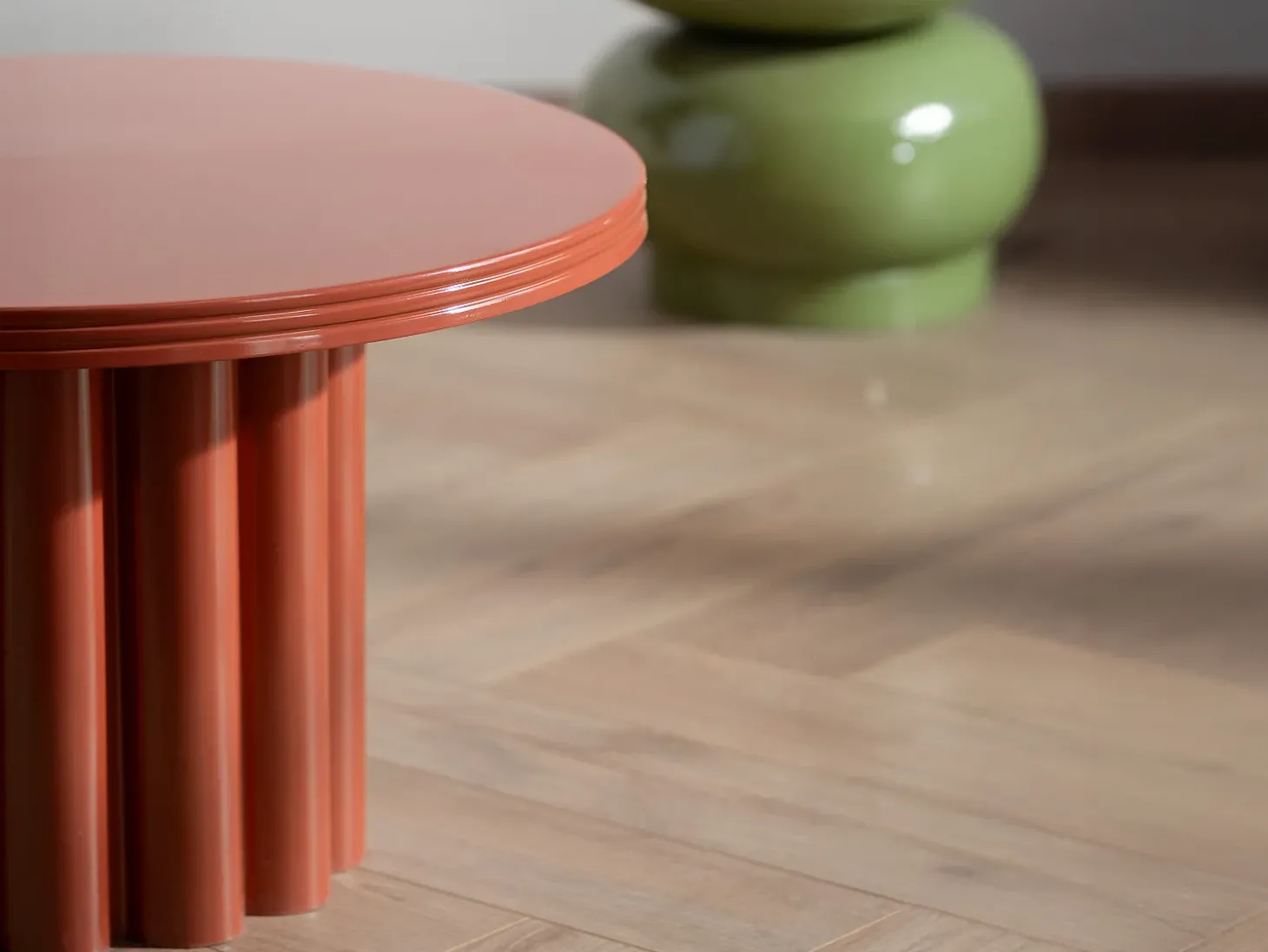 Mesa de apoio em metal de cor terracota - SEMALIA