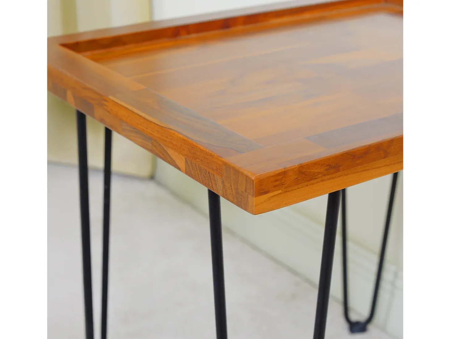 Mesa de centro em madeira texturada, pernas pretas 55,5x45x53cm