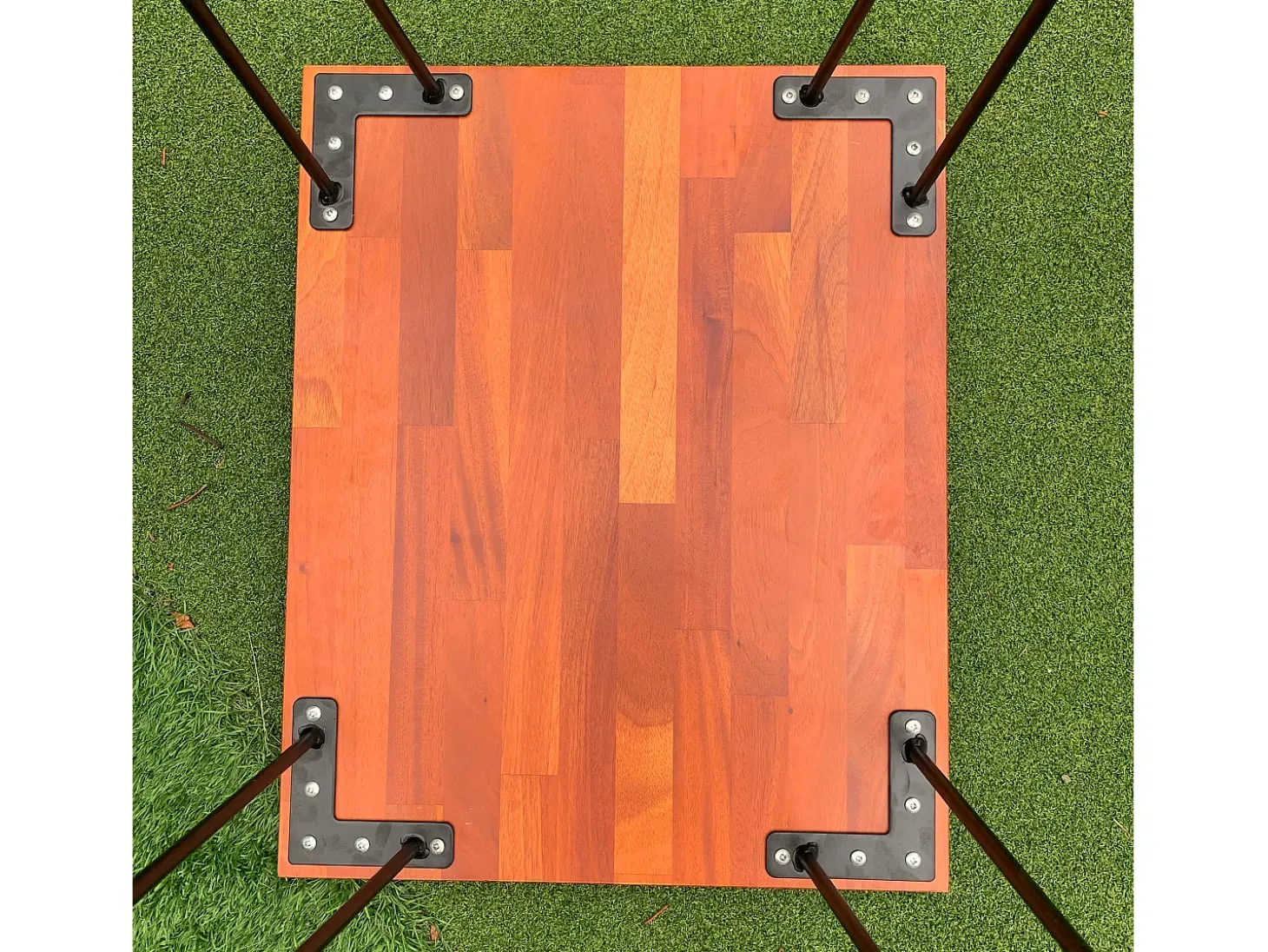 Mesa de centro em madeira texturada, pernas pretas 55,5x45x53cm