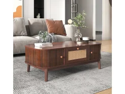 Mesa de centro em rattan com gavetas e portas de correr, pés em madeira maciça, estilo rústico natural.