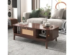 Mesa de centro em rattan com gavetas e portas de correr, pés em madeira maciça, estilo rústico natural.