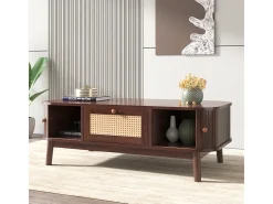 Mesa de centro em rattan com gavetas e portas de correr, pés em madeira maciça, estilo rústico natural.