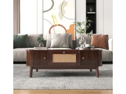 Mesa de centro em rattan com gavetas e portas de correr, pés em madeira maciça, estilo rústico natural.