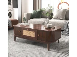 Mesa de centro em rattan com gavetas e portas de correr, pés em madeira maciça, estilo rústico natural.