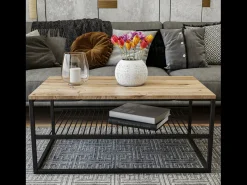 Mesa de centro industrial com prateleira em madeira natural e metal preto