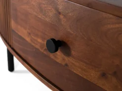 Mesa de porão com 1 terraço em bosque de acácias
