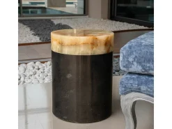 Mesa redonda de mármore preto com superfície de ônix branco