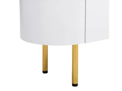 Móvel de TV branco com 3 gavetas, tampo oval e pés dourados.