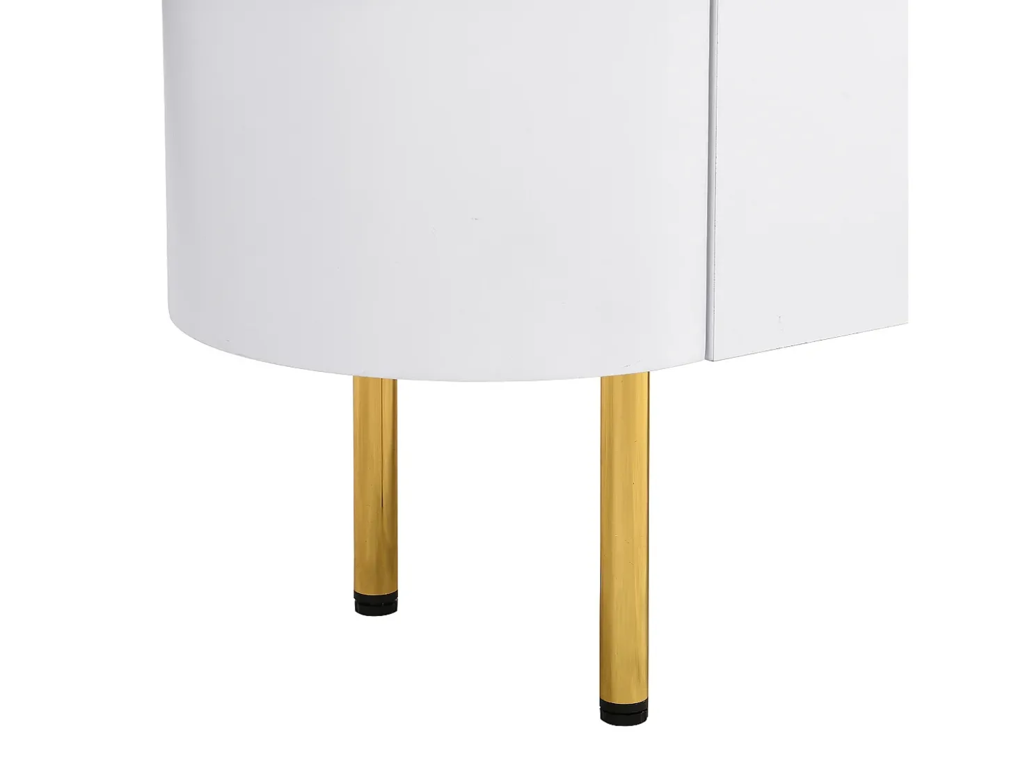 Móvel de TV branco com 3 gavetas, tampo oval e pés dourados.