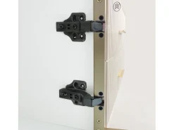 Móvel de TV com 2 portas de vidro temperado marrom e 4 gavetas, tampo em folheado de mármore branco, corpo branco e dourado