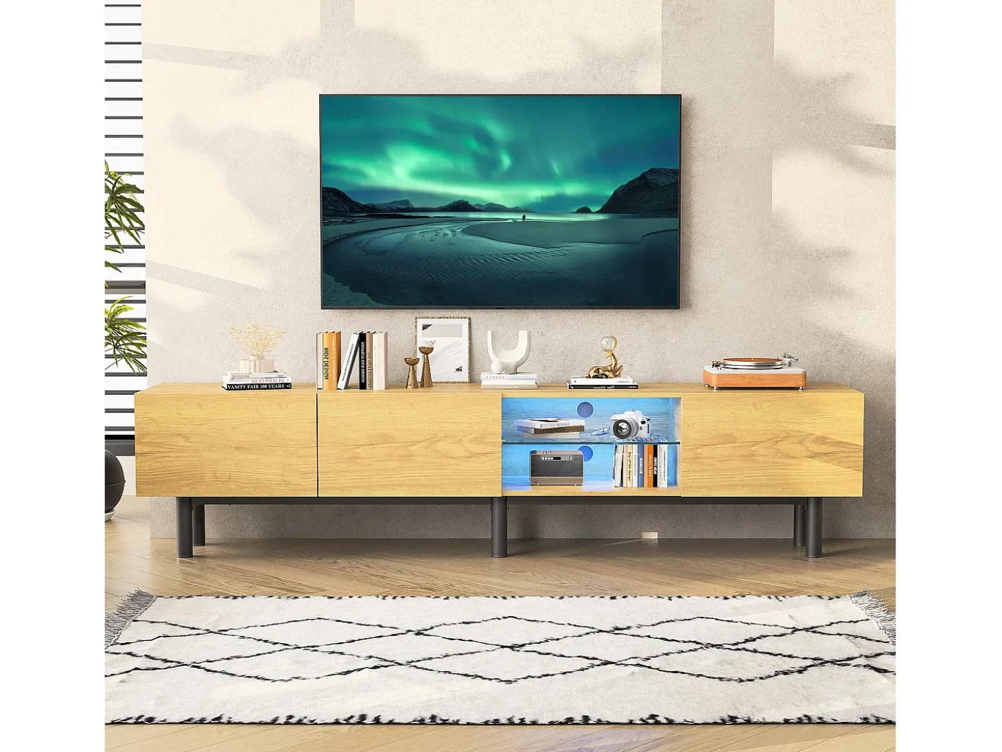 Móvel de TV moderno de 175x31x41 cm com iluminação LED, em madeira com portas e compartimento, nas cores preto e madeira.