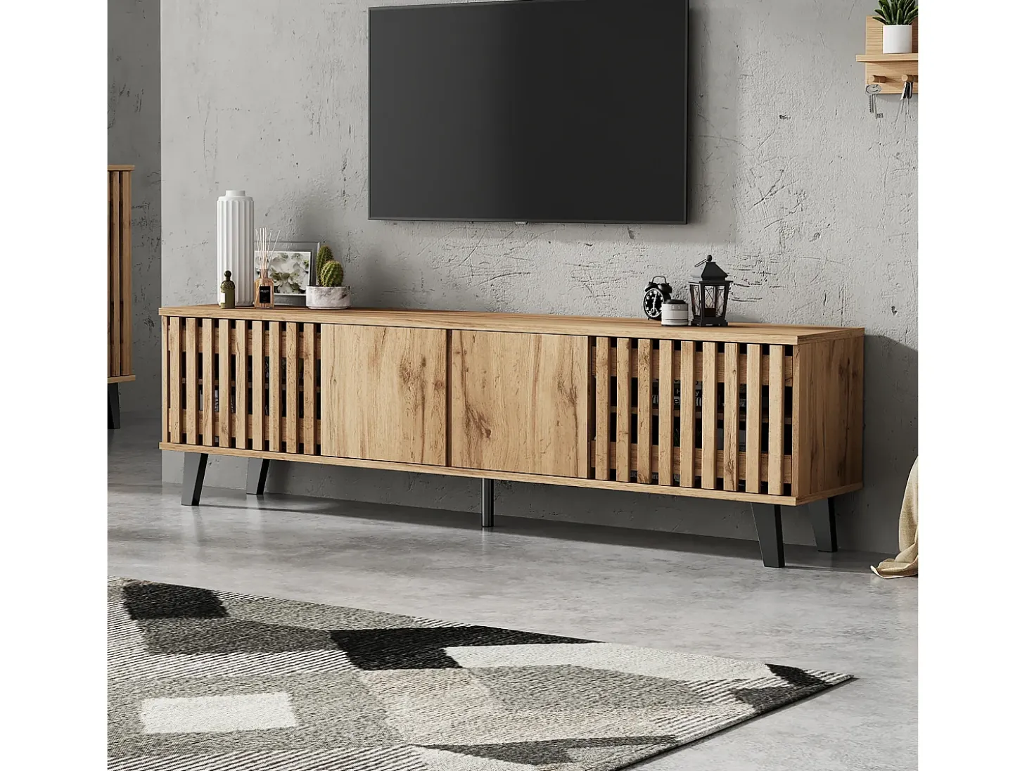 Móvel de TV 180x40x55cm com 4 portas, incluindo 2 portas vazadas, corpo em folheado de madeira natural claro
