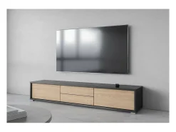 Móvel para TV 180cm, 2 gavetas e 2 portas coleção MAANUM. Cor cinza e carvalho claro.