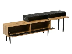 Móvel para TV com 2 portas e 1 nicho, folheado com efeito mármore preto e folheado com padrão de madeira.