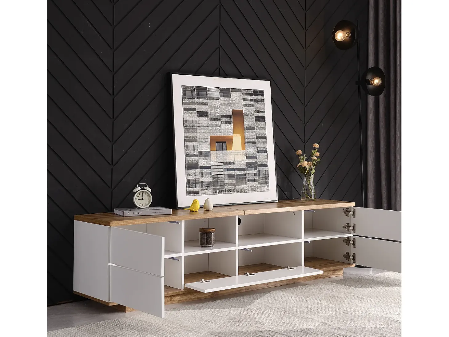 Móvel para TV com 5 portas, com acabamento em madeira, branco e natural.