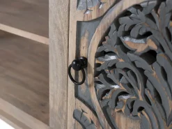 Móvel para TV com 2 portas e 2 compartimentos em madeira de mangue.