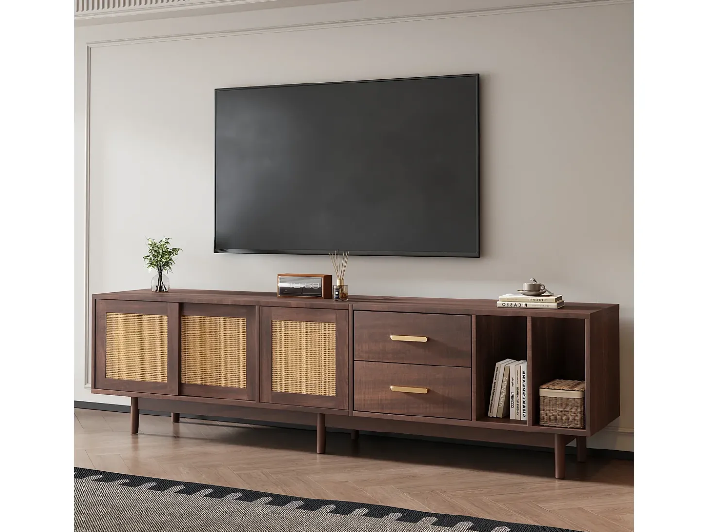 Móvel para TV de 190 cm com gavetas, MDF marrom com detalhes em rattan.