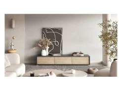 Móvel para TV de 180cm da coleção MAANUM. Cor cinza e carvalho claro.