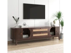 Móvel para TV em madeira natural com portas, gavetas e laterais em rattan.