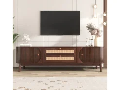 Móvel para TV em madeira natural com portas, gavetas e laterais em rattan.