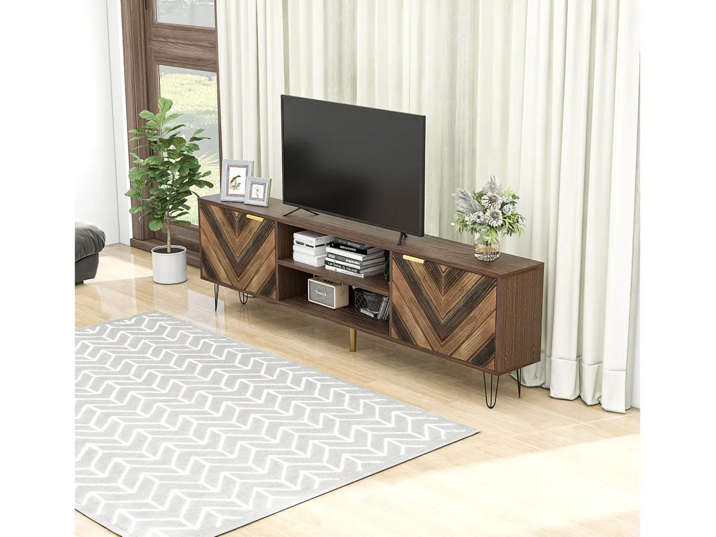 Móvel para TV em madeira preta com puxadores dourados e pés de ferro, com 2 portas e compartimentos.