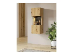 Pequena vitrine suspensa com 1 porta parcialmente envidraçada da coleção EVA. Cor carvalho e preto.