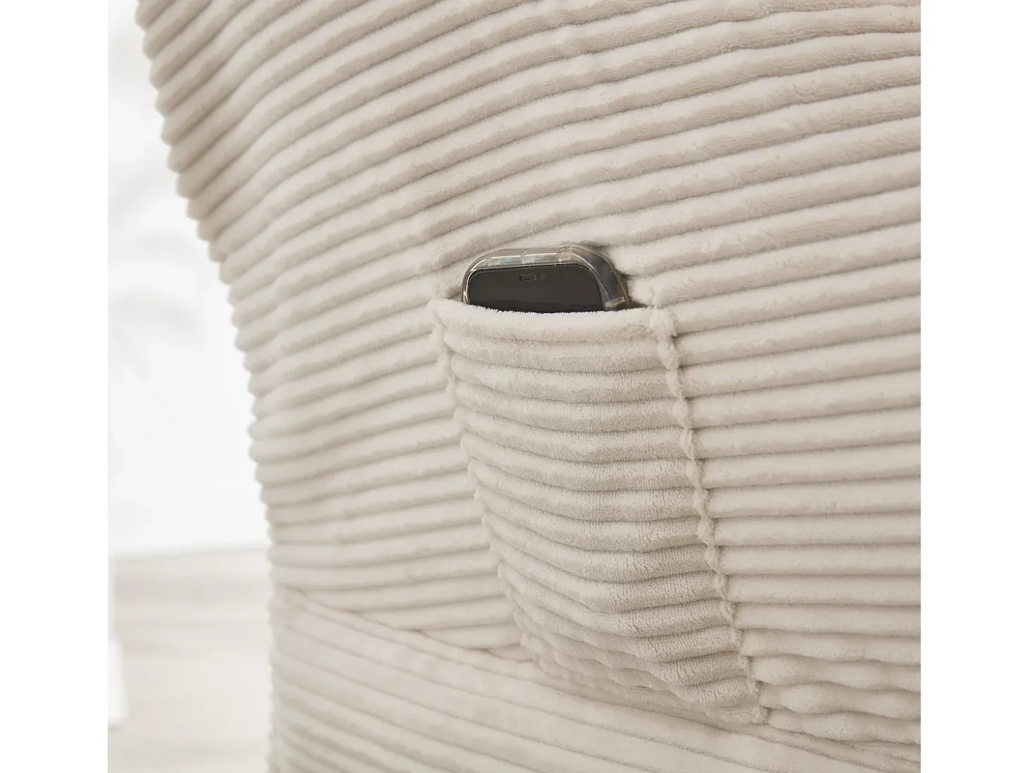 Poltrona com braços, bolsos laterais, apoio para os pés, branco