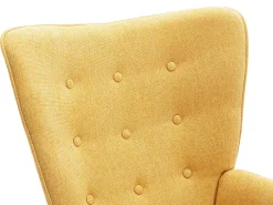 Poltrona em tecido amarelo mostarda acolchoado. Estilo escandinavo. VATELY