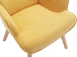 Poltrona em tecido amarelo mostarda acolchoado. Estilo escandinavo. VATELY