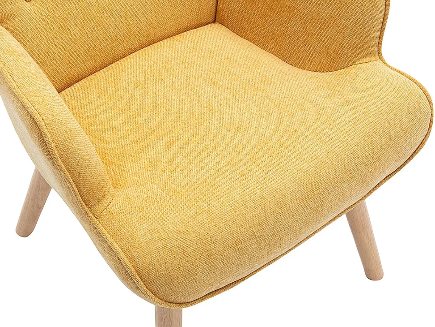 Poltrona em tecido amarelo mostarda acolchoado. Estilo escandinavo. VATELY