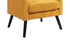 Poltrona em tecido de linho amarelo com pés em madeira