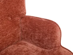 Poltrona estofada em tecido texturizado terracota VATELY
