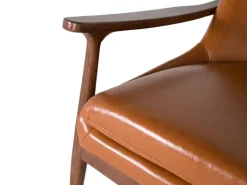 Poltrona moderna em madeira e PU marrom com detalhes dourados.
