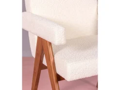 Poltrona rústica com braços em madeira teca e tecido bouclé - Compass - Branco