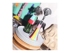 Saca-rolhas Alessandro M. Parade Alessi por Arthur Arbesser, design multicolor em AlkiPaper® e zamak cromado, 21 cm