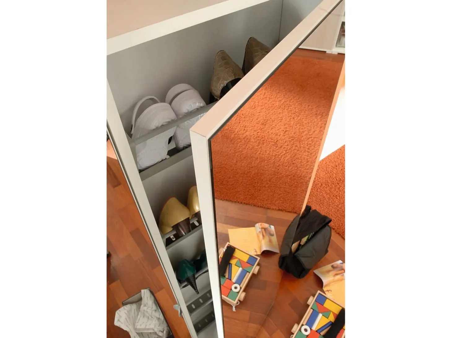 Sapateira Dabarre, Móvel de entrada multiuso com porta espelhada, Sapateira moderna com 5 prateleiras, 100% Fabricado na Itália, 50x18h178 cm, Branco