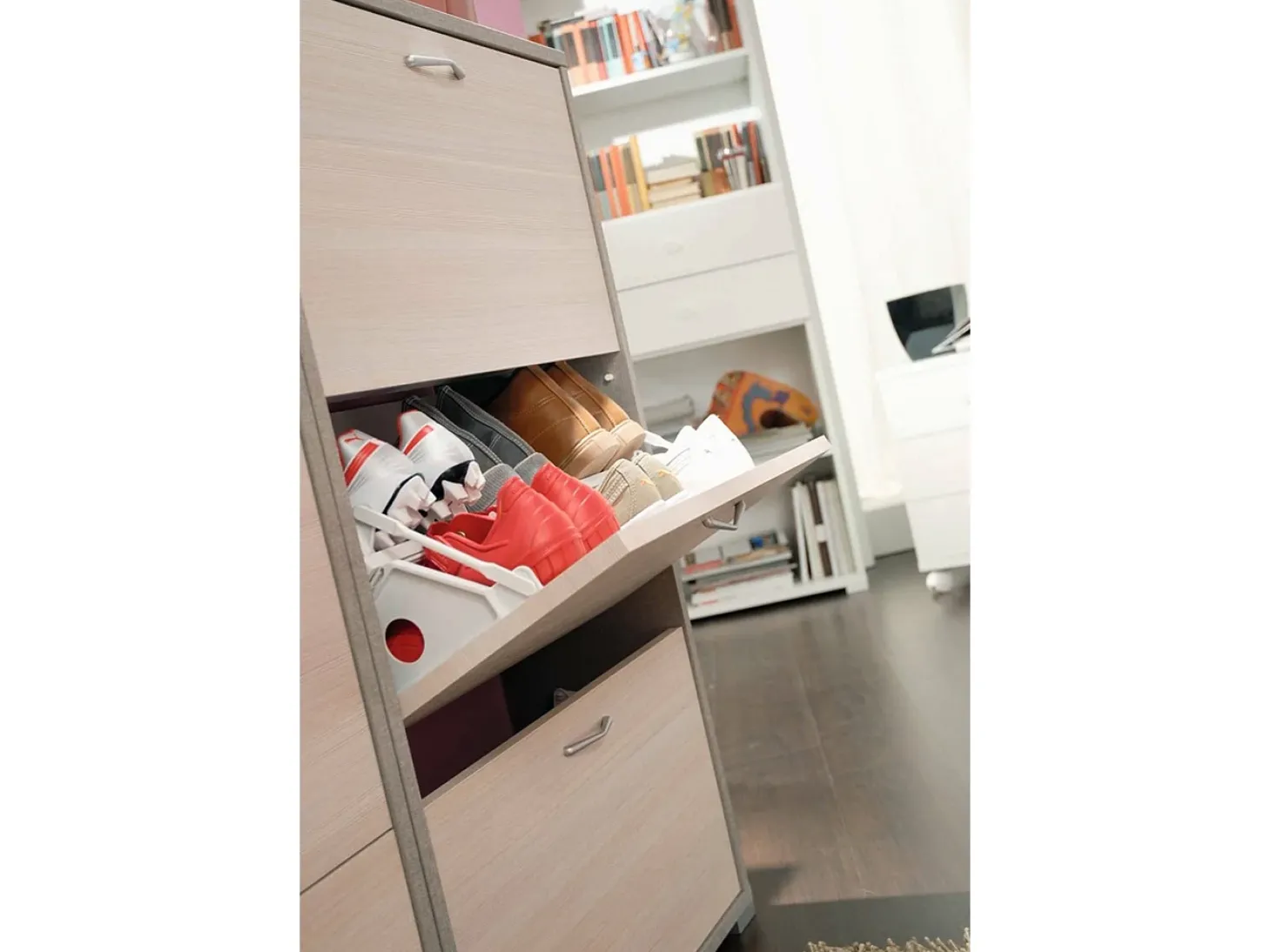 Sapateira Dlos, Móvel de entrada multiuso com 3 portas sanfonadas, Sapateira de dupla profundidade, 100% Fabricado na Itália, 67x28h112 cm, Lariço