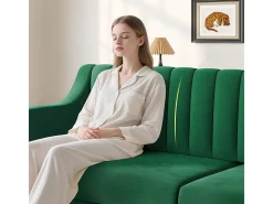Sofá 3 lugares de veludo - pés de madeira maciça 19cm - com 2 almofadas - 206x74x83cm - Verde