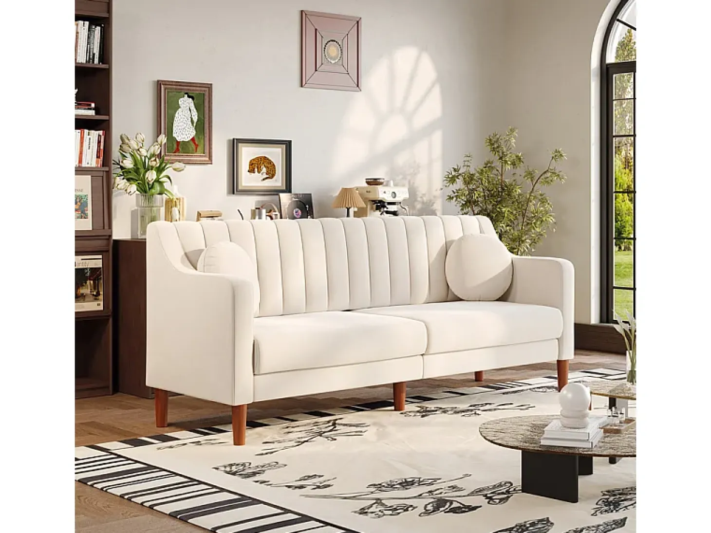 Sofá 3 lugares de veludo - pés de madeira maciça 19cm - com 2 almofadas - 206x74x83cm - Bege