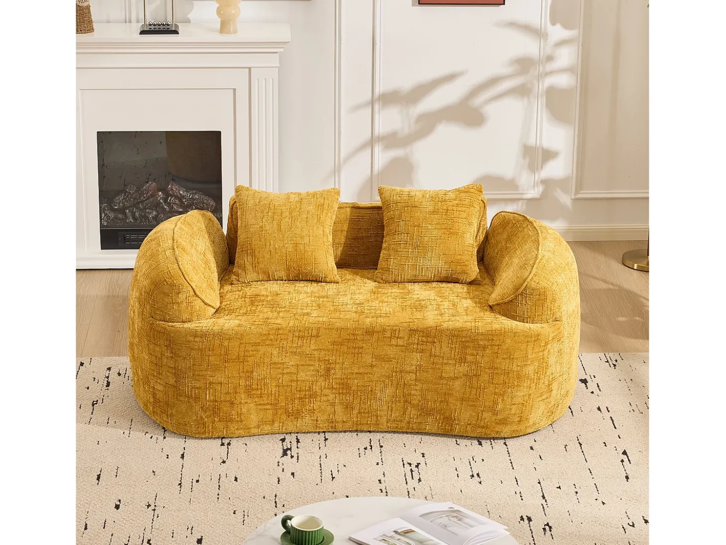 Sofá compacto de 2 lugares com apoios de braço e almofadas, amarelo