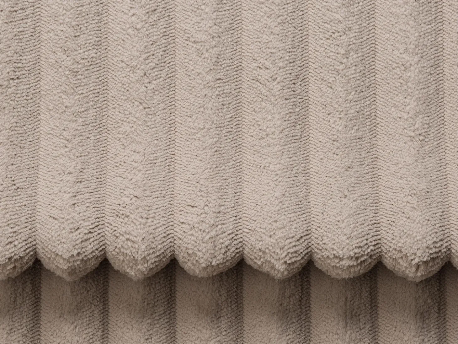 Sofá de 3 lugares assento profundo em veludo canelado grosso taupe design PINETA