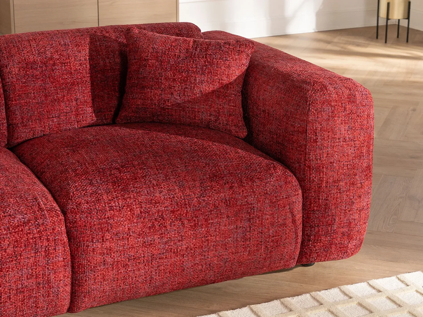 Sofá de 3 lugares em tecido texturizado vermelho POGNI da Maison Céphy