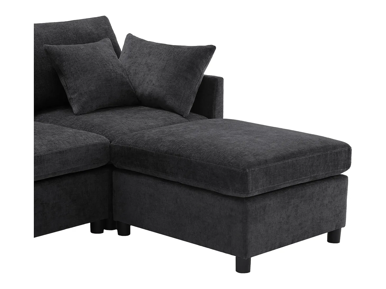 Sofá de quatro lugares em tecido chenille cinzento com 2 pufes e 6 almofadas.