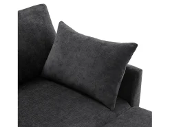 Sofá de quatro lugares em tecido chenille cinzento com 2 pufes e 6 almofadas.