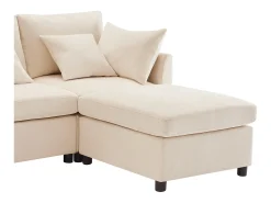 Sofá de quatro lugares em tecido chenille bege com 2 pufes e 6 almofadas.
