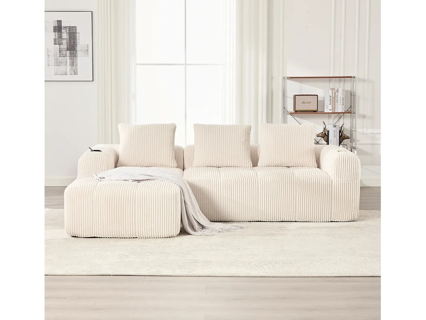 Sofá modular compacto em veludo cotelê com bolsos laterais e almofadas bege.