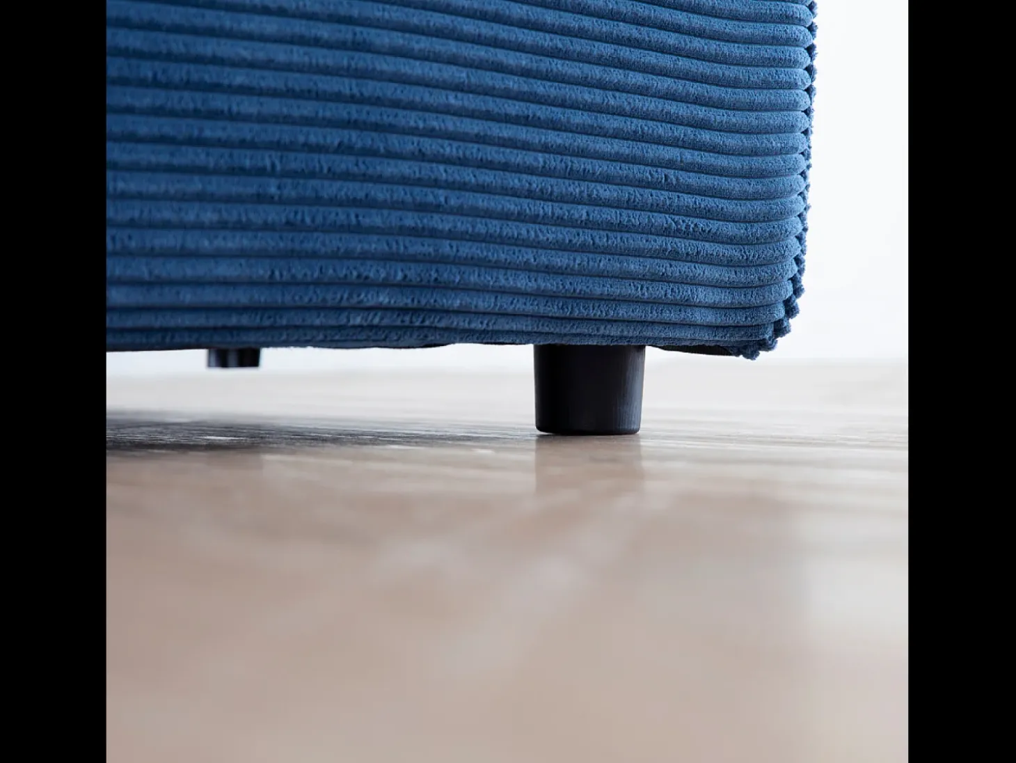 Sofá modular de 4 lugares em veludo cotelê azul Monroe