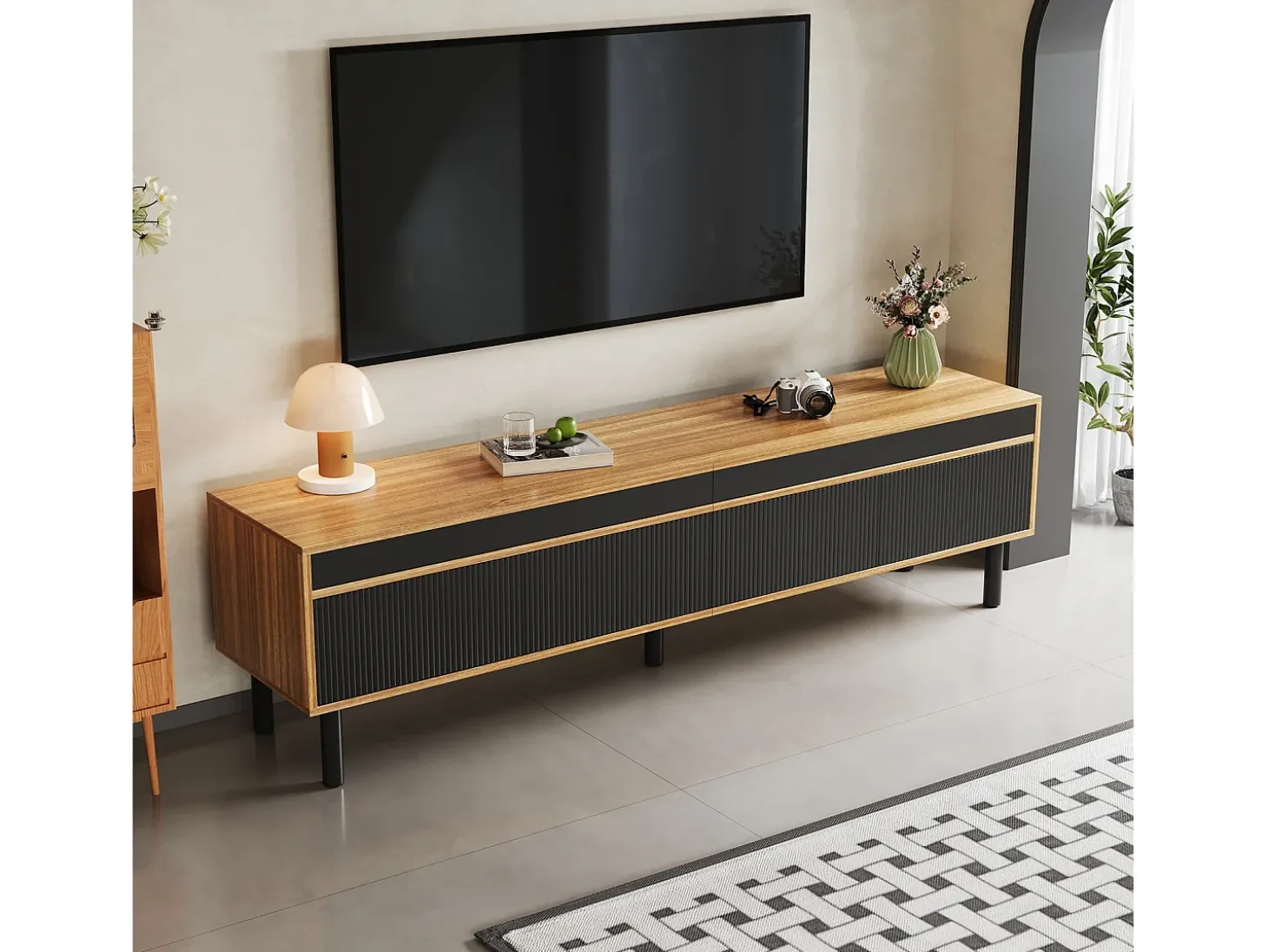 Suporte para TV com 4 portas e pés de madeira maciça, ideal para sala de estar e quarto, 170x38x47cm, nas cores preto e natural.